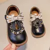 Novos Sapatos Infantis de Primavera 2024 para Meninas de 1 a 3 Anos, Sapatos de Couro Macios com Laço para Crianças Pequenas, Sapatos Florais de Princesa para Estudantes