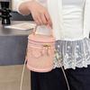 Bolso Cilíndrico Portátil Moderno y Elegante 2025, Estilo Coreano de Alta Gama Casual para Desplazamientos Versátil Bolso de Cubo Inclinado de Moda