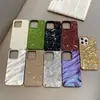 Funda Brillante de Concha Ondulada Plegada Adecuada para Teléfono Móvil Apple 18Pro 17/16 Amigable con la Piel 13/14 Brillante Pulverizada con Aceite Patrón de Agua