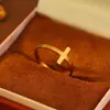 Anel em aço inoxidável banhado a ouro 18K, anel aberto ajustável de aço titânio com cruz, acessório de mão simples feminino transfronteiriço