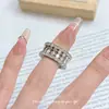 [Luz Fluida de Plata Triturada] Nueva Moda de Alta Gama Trabajo Pesado Mismo Estilo de Blogger Borde Ancho Trabajo Pesado Personalidad Única Anillo de Moda