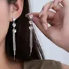 Brincos de Agulha Prateada Luxo Leve de Ponta Estilo Francês Femininos Longos com Franja de Diamante Brilhante Elegantes Elegantes Moda de Nicho