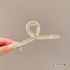 Pinzas para el cabello de alta gama para mujer para la parte posterior de la cabeza, exquisitas pinzas de garra de perla para el día a día, elegantes pinzas de tiburón para salir, venta al por mayor de artículos pequeños de Yiwu