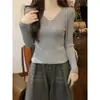 Moda femenina de principios de otoño, versátil top de punto de manga larga con cuello en V, suéter fino de capa base para mujeres en otoño e invierno