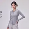 Jaqueta corta-vento com capuz para yoga, proteção solar, para mulheres petite, feita de nylon, altamente elástica e respirável, adequada para corrida ao ar livre, fitness e yoga.