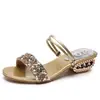Sandalias de doble uso para mujer, nuevo estilo verano 2026, versátiles y elegantes, sandalias de tacón bajo planas talla grande estilo hada con pedrería
