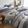 Juego de cuatro piezas de terciopelo de leche con estampado de rayas simples clase A, antiestático para invierno, engrosado para abrigar, y un juego de tres piezas con forro polar adicional para dormitorios