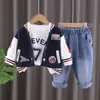 Terno infantil de manga comprida para meninos e meninas, novo para o outono, moda infantil, primavera e outono, retalhos listrados, gola alta, manga comprida, terno de três peças
