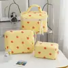 Bolsa de Maquillaje Estilo Ins, Bolsa de Almacenamiento Portátil de Gran Capacidad, Bolsa de Mano para Maquillaje con Rayas Acolchadas de Fresas Lindas para Estudiantes