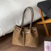 Bolsa Tote Retrô Outono 2025 Transfronteiriça Bolsa de Mão Nicho Nova para Mulheres Simples Casual para o Trabalho Bolsa de Ombro de Grande Capacidade