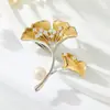 Broche Original Folha de Ginkgo Pérola Dourada e Prateada de Duas Cores, Broche de Zircônia Escovada em Liga de Cobre Fashion e de Alta Qualidade, Corsage Feminino