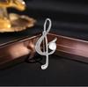 2026 Nova Broche de Nota Musical Simples Corsage de Verão Acessórios de Vestuário Fábrica de Origem Alfinete de Segurança Anti-Exposição Atacado