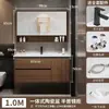 Tocador de baño de color nogal con lavabo, una combinación de estilo chino y un lavabo cerámico integrado para lavarse las manos y la cara