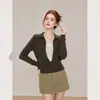 Blusa de tricô estilo retrô coreano com gola, falsa peça dupla, para mulheres, nova coleção outono 2026, design jovem e estiloso