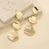 Pendientes Redondos Geométricos Brillantes Estilo Retro Europeo y Americano para Mujer, Simples y Versátiles, Pendientes Chapados en Oro de Alta Gama al por Mayor