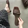 Primeiro encontro com sandálias francesas retrô estilo Jifang, elegantes e chiques, perfeitas para usar ao ar livre, de salto baixo e ideais para férias e passeios na praia.