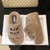 Casa Outono/Inverno 2026 Pantufas de Algodão Macias e de Solado Grosso na Moda, Pantufas de Pelo Femininas para Exterior, Novo Estilo Versátil de Celebridade da Internet