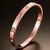 Nuevo producto transfronterizo: Pulsera de Acero Fundido con Forma de Corazón para Mujer, Sensación de Lujo Ligero, Moderna, Sencilla, Versátil, Pulsera que No se Desvanece