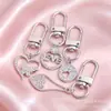 Lujo Ligero Chapado en Oro Full Diamante Charm Hebilla en Forma de D Colgante Hueco en Forma de Corazón Accesorios para Bolsos Llaves Fábrica Stock Mayorista