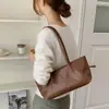 Bolsa de ombro em couro macio com textura de nicho para mulheres, nova 2026, casual, versátil, de ombro único, bolsa de mão para o dia a dia e para o trabalho