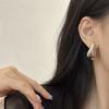 Pendientes de botón de estilo frío de metal ins, pendientes en forma de gota, diseño de nicho europeo y americano para mujer, joyería retro de alta calidad para las orejas para mujer.