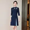 Vestido profesional estilo chino con cuello abotonado y manga media para mujer, adecuado para primavera y otoño, nueva vestimenta de trabajo estilo chino para recepción de hotel con bordado