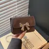 Bolsa de Moda Estilo Coreano para Mulheres 2026 Novo Modelo Simples Cor Sólida para o Dia a Dia Borboleta Pequena Quadrada Bolsa Transversal Elegante com Corrente