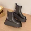 Estas botas Chelsea com sola plataforma são uma grande tendência quando combinadas com saias. São um novo estilo 2026, apresentando um design de inspiração britânica e são perfeitos para mulheres baixinhas que querem adicionar altura.
