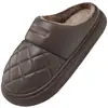 Pantuflas de Algodón Impermeables Mujer Otoño Invierno 2025 Nuevo Estilo Hogar Cálidas Cómodas Suela Gruesa Antibacterianas Superficie de Cuero Zapatos de Algodón Hombre para Usar Afuera