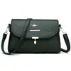 Nova Bolsa Feminina de Couro Macio com Textura, Grande Capacidade, Ombro Único e Transversal, Moda Versátil, Bolsa Quadrada Pequena com Folha Embossada