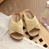Sandálias estilo Birkenstock com tiras cruzadas e sola grossa para meninas, para uso externo no verão, novo modelo 2026, adequadas para combinar com saias, sandálias de praia