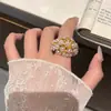Anillo de racimo de flores de perlas dulces francés Diseño de nicho Sentido del temperamento Anillo abierto ajustable Lujo ligero Sentido de alta gama Accesorio para mujer