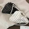 Pinza para el Cabello Triángulo de Perla con Lunares Estilo Coreano para Mujer 2026 Nuevo Modelo Accesorio para el Cabello de Nicho de Alta Gama para Recogidos en la Parte Trasera del Cabello Pinza de Tiburón