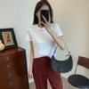 Camiseta Respirável Estilo Hepburn Corte D Costurada Algodão Macio e Amigável à Pele Elástica Slim Fit Gola Redonda Manga Curta