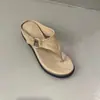 Chinelos Plataforma Sola Grossa Estampa de Leopardo Feminino 26 Verão Outdoor Versátil Estilo Férias Sandálias de Salto Anabela Chinelos
