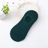 Calcetines de color liso antideslizantes calcetines invisibles para mujer calcetines tipo barco para mujer calcetines de poliéster y algodón de verano estilo coreano absorbentes de sudor calcetines casuales de puesto de mercado fábrica