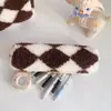 Outono e inverno xadrez xadrez pelúcia lápis Caso Papelaria de estudante Bolsa Armazenamento de grande capacidade Bolsa Papelaria portátil rômbica Caixa