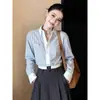 Camisa polo de rayas azules y blancas estilo francés con un diseño de hombro entallado, nueva colección otoño 2026 para mujer, un top sofisticado y elegante para el trabajo
