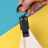 Clipes plásticos multifuncionais pretos e brancos para roupas, chapéus, cortinas e meias, com ganchos e design giratório para fixação forte