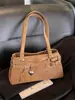 Bolso de hombro cruzado de moda 2026 con diseño de nicho nuevo y moderno decorado con cinturón, bolso cruzado personalizado dulce y genial