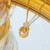 Collar con Colgante de Trébol de Cuatro Hojas de Nuevo Estilo Incrustado con Diamantes, Diseño de Nicho de Lujo Ligero, Sensación de Alta Gama, Versátil para el Trabajo, Joyería para la Clavícula