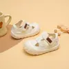Sapatos de verão simples e versáteis para bebês e crianças pequenas, sandálias respiráveis para meninas, sapatos fechados antiderrapantes de sola macia para proteção contra chutes, para caminhada de meninos