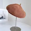 Boina de color liso con borde enrollado estilo japonés para mujer, fina de estilo otoñal, gorro de punto versátil y moderno, gorro de pintor artístico y elegante, moderno