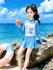 Traje de baño de dos piezas para niña con falda corta, nuevo estilo de verano, conjunto de traje de baño infantil de manga larga con protección solar y estampado de dibujos animados