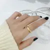 Anillo de Acero de Titanio de Oro de 18 Quilates con Diseño de Nicho Elegante Europeo y Americano Lujo Accesible Anillo de Moda para Mujer Anillo de Dedo Índice