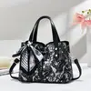 Bolsa Feminina 2026 Nova Casual Média para Mão, Bolsa de Mãe de Nicho, Bolsa Transversal Simples Versátil para Mulheres
