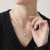 Novo design outono e inverno S-buckle colar com pingente de pérola acessório para mulheres, estilo de luxo leve, corrente de osso de cobra de nicho de alta qualidade
