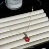 Colar de Contas com Flor Vermelha de Cor Contrastante para Mulheres Verão Coreano Design de Nicho Corrente para Clavícula Acessórios de Colar Versáteis para o Dia a Dia