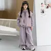 Conjunto de Colete Acolchoado para Meninas Tendência Outono/Inverno 2026 Novo Estilo Roupas de Inverno Infantis Moletom com Pelúcia Calça de Pernas Largas Conjunto de Três Peças