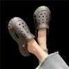 Zuecos y sandalias de dibujos animados de punta cerrada con suela gruesa para mujer, calzado de verano para exteriores, nuevos y modernos zapatos antideslizantes de doble uso famosos en internet 2023